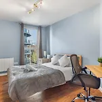 Modern 2 Bed Apartment Near Bullring,Birmingham City Centre - Free Parking